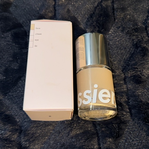 GLOSSIER- NIB - Picture 2 of 6